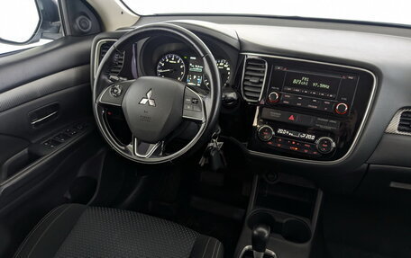 Mitsubishi Outlander III рестайлинг 3, 2016 год, 1 700 000 рублей, 28 фотография