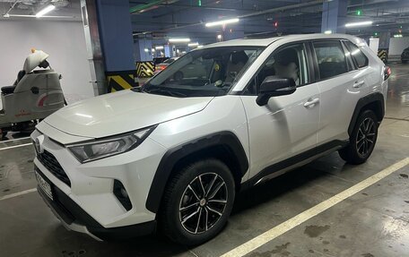 Toyota RAV4, 2023 год, 3 860 000 рублей, 2 фотография