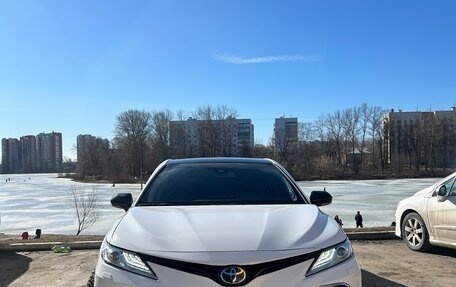 Toyota Camry, 2021 год, 3 950 000 рублей, 2 фотография