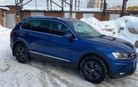 Volkswagen Tiguan II, 2018 год, 2 399 000 рублей, 2 фотография