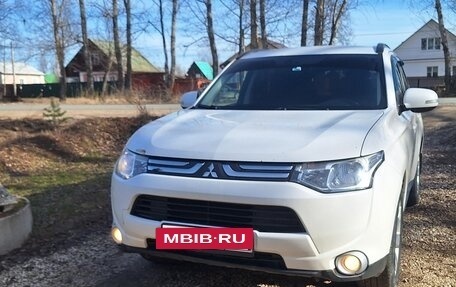 Mitsubishi Outlander III рестайлинг 3, 2013 год, 1 200 000 рублей, 8 фотография