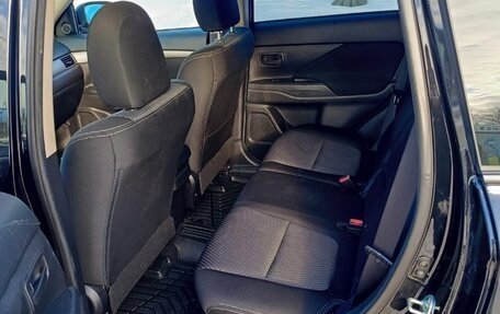 Mitsubishi Outlander III рестайлинг 3, 2018 год, 2 350 000 рублей, 6 фотография