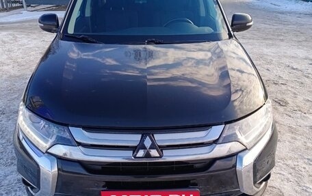 Mitsubishi Outlander III рестайлинг 3, 2018 год, 2 350 000 рублей, 10 фотография