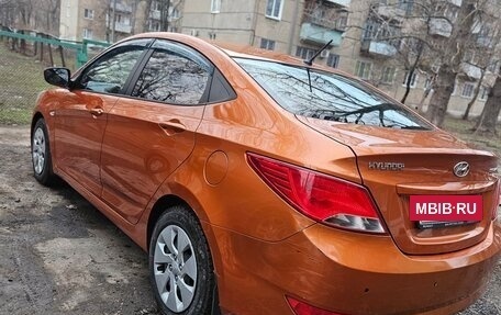 Hyundai Solaris II рестайлинг, 2015 год, 1 050 000 рублей, 2 фотография