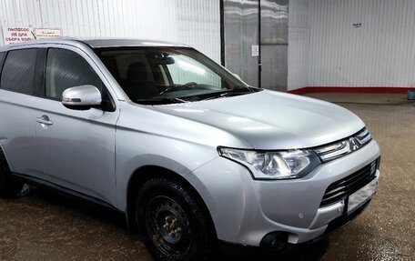 Mitsubishi Outlander III рестайлинг 3, 2013 год, 1 450 000 рублей, 26 фотография