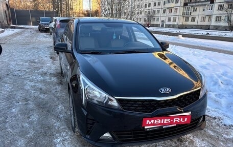 KIA Rio IV, 2021 год, 1 650 000 рублей, 2 фотография