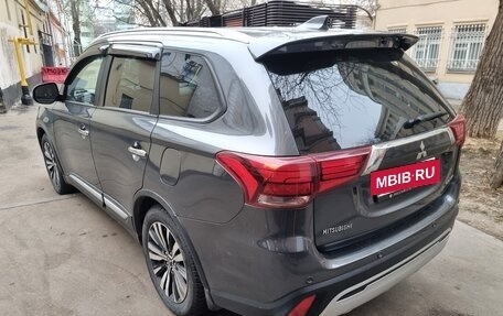 Mitsubishi Outlander III рестайлинг 3, 2019 год, 2 950 000 рублей, 4 фотография