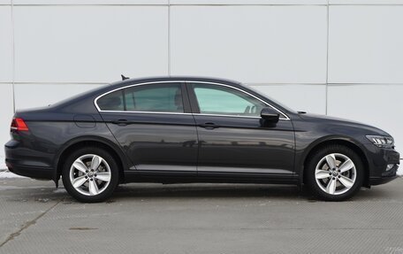 Volkswagen Passat B8 рестайлинг, 2021 год, 3 000 000 рублей, 2 фотография