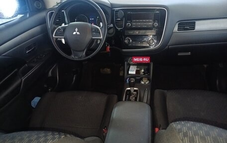 Mitsubishi Outlander III рестайлинг 3, 2013 год, 1 600 000 рублей, 12 фотография