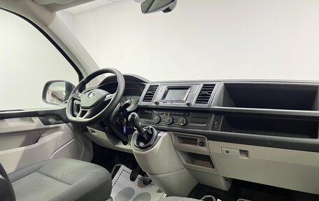 Volkswagen Caravelle T6 рестайлинг, 2015 год, 2 350 000 рублей, 9 фотография