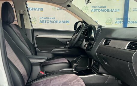 Mitsubishi Outlander III рестайлинг 3, 2017 год, 1 999 000 рублей, 11 фотография