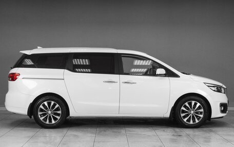 KIA Carnival III, 2017 год, 2 560 000 рублей, 5 фотография