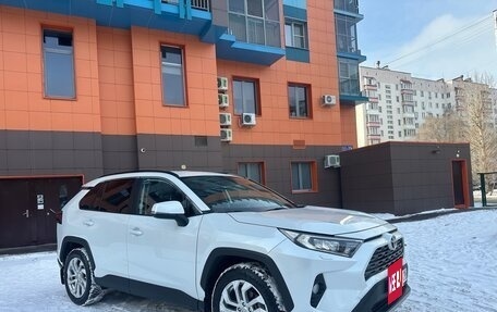 Toyota RAV4, 2021 год, 3 700 000 рублей, 5 фотография