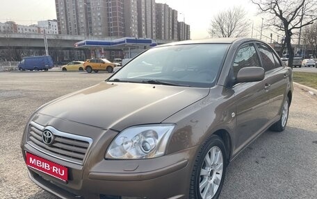 Toyota Avensis III рестайлинг, 2004 год, 695 000 рублей, 1 фотография