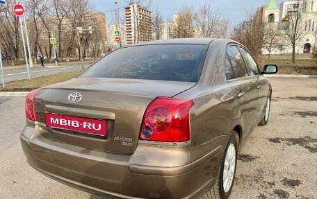 Toyota Avensis III рестайлинг, 2004 год, 695 000 рублей, 3 фотография