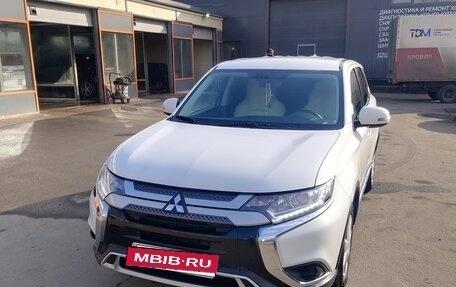 Mitsubishi Outlander III рестайлинг 3, 2018 год, 2 000 000 рублей, 2 фотография