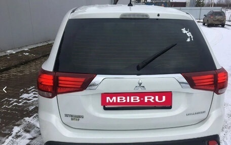 Mitsubishi Outlander III рестайлинг 3, 2015 год, 1 350 000 рублей, 10 фотография