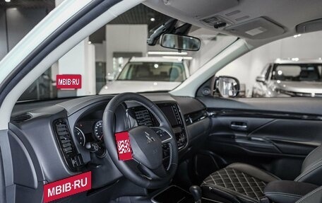 Mitsubishi Outlander III рестайлинг 3, 2022 год, 3 600 000 рублей, 7 фотография