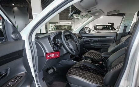 Mitsubishi Outlander III рестайлинг 3, 2022 год, 3 600 000 рублей, 8 фотография