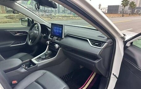 Toyota RAV4, 2021 год, 2 200 000 рублей, 7 фотография