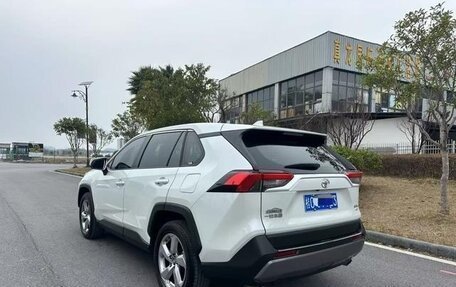 Toyota RAV4, 2021 год, 2 200 000 рублей, 5 фотография