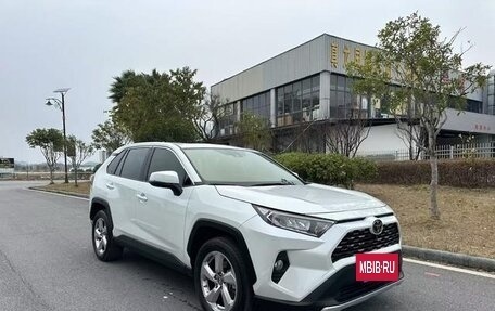 Toyota RAV4, 2021 год, 2 200 000 рублей, 3 фотография