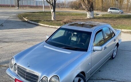 Mercedes-Benz E-Класс, 1997 год, 390 000 рублей, 1 фотография