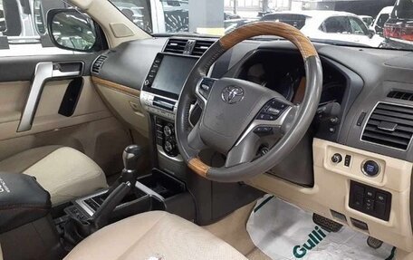 Toyota Land Cruiser Prado 150 рестайлинг 2, 2022 год, 4 200 444 рублей, 7 фотография