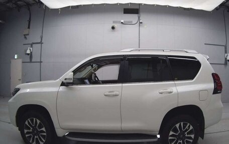 Toyota Land Cruiser Prado 150 рестайлинг 2, 2022 год, 4 200 444 рублей, 6 фотография