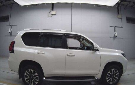 Toyota Land Cruiser Prado 150 рестайлинг 2, 2022 год, 4 200 444 рублей, 5 фотография