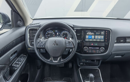 Mitsubishi Outlander III рестайлинг 3, 2022 год, 3 290 000 рублей, 14 фотография