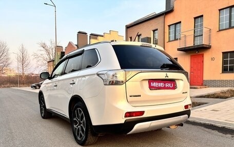 Mitsubishi Outlander III рестайлинг 3, 2014 год, 2 100 000 рублей, 4 фотография