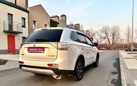 Mitsubishi Outlander III рестайлинг 3, 2014 год, 2 100 000 рублей, 6 фотография