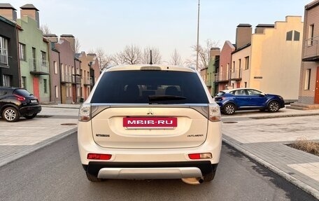 Mitsubishi Outlander III рестайлинг 3, 2014 год, 2 100 000 рублей, 5 фотография