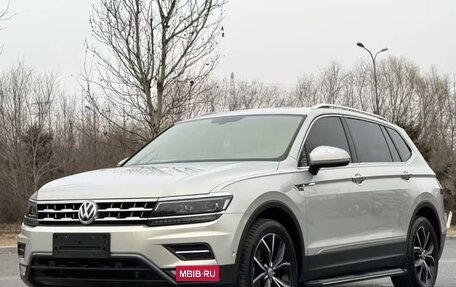 Volkswagen Tiguan II, 2020 год, 2 800 000 рублей, 2 фотография