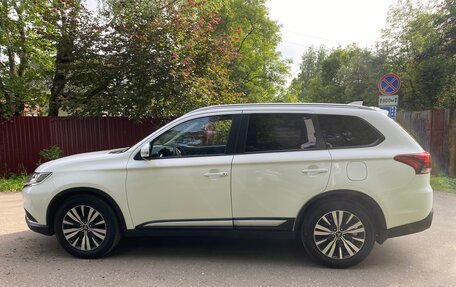 Mitsubishi Outlander III рестайлинг 3, 2018 год, 1 900 000 рублей, 3 фотография