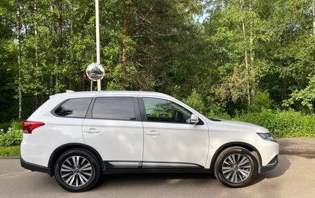 Mitsubishi Outlander III рестайлинг 3, 2018 год, 1 900 000 рублей, 7 фотография