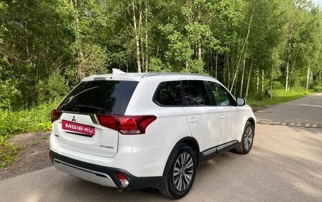 Mitsubishi Outlander III рестайлинг 3, 2018 год, 1 900 000 рублей, 6 фотография