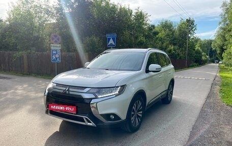 Mitsubishi Outlander III рестайлинг 3, 2018 год, 1 900 000 рублей, 2 фотография