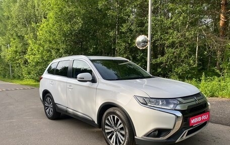 Mitsubishi Outlander III рестайлинг 3, 2018 год, 1 900 000 рублей, 8 фотография