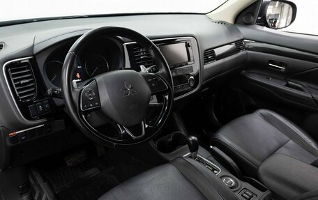 Mitsubishi Outlander III рестайлинг 3, 2016 год, 2 290 000 рублей, 8 фотография