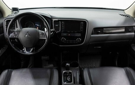 Mitsubishi Outlander III рестайлинг 3, 2016 год, 2 290 000 рублей, 14 фотография