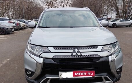 Mitsubishi Outlander III рестайлинг 3, 2019 год, 2 700 000 рублей, 3 фотография