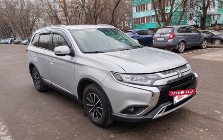 Mitsubishi Outlander III рестайлинг 3, 2019 год, 2 700 000 рублей, 4 фотография