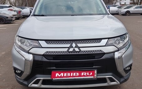 Mitsubishi Outlander III рестайлинг 3, 2019 год, 2 700 000 рублей, 10 фотография