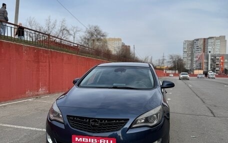 Opel Astra J, 2011 год, 700 000 рублей, 1 фотография