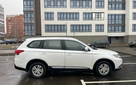 Mitsubishi Outlander III рестайлинг 3, 2015 год, 2 099 999 рублей, 7 фотография