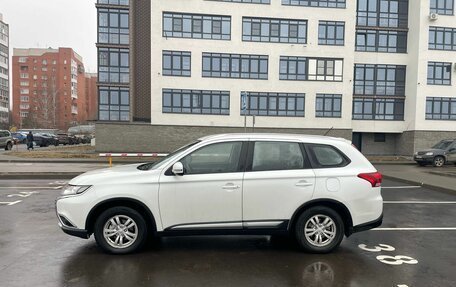 Mitsubishi Outlander III рестайлинг 3, 2015 год, 2 099 999 рублей, 8 фотография