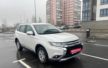 Mitsubishi Outlander III рестайлинг 3, 2015 год, 2 099 999 рублей, 6 фотография