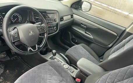 Mitsubishi Outlander III рестайлинг 3, 2015 год, 2 099 999 рублей, 10 фотография